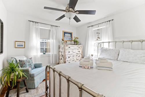 巴恩斯特布尔Cottage Serenity Haven的一间卧室配有一张床和吊扇