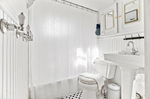巴恩斯特布尔Cottage Serenity Haven的白色的浴室设有卫生间和水槽。