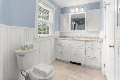 巴恩斯特布尔Experience Cape Cod Magic Stay in Hyannis, Where Memories Are Made的白色的浴室设有卫生间和水槽。