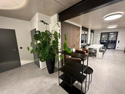 明斯特Luxuriöses Apartment direkt am Kanal 125 m² - youpartments的一间带桌子和植物的客厅