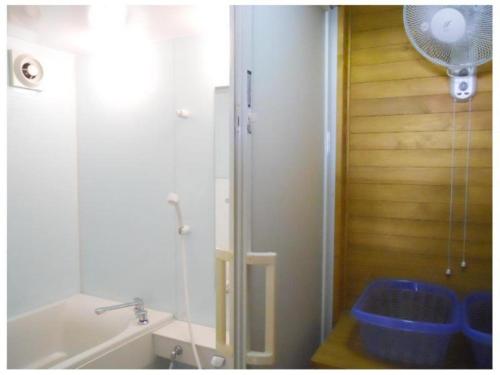 四万十市Minshuku Suzu - Vacation STAY 21226v的一间带浴缸和淋浴的浴室,配有风扇