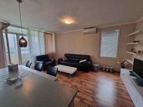 Novi BeogradHawaii 08, 2 bedrooms, with garage的客厅配有沙发和桌子