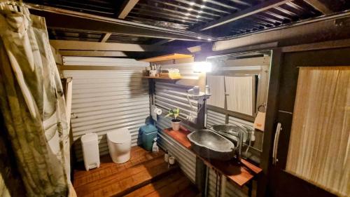 黄金海岸Healing Garden Retreat - Uluwatu的拖车内带水槽的小厨房