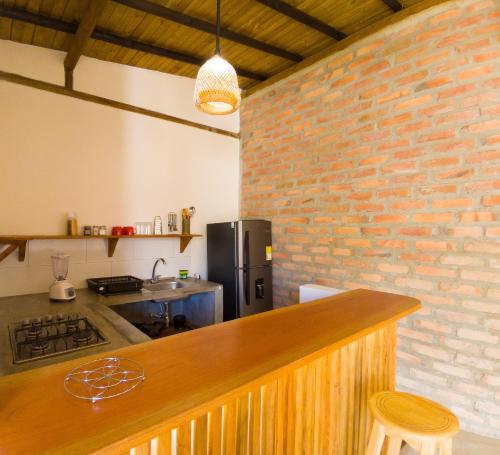 帕洛米诺La Floristería的厨房设有柜台和砖墙