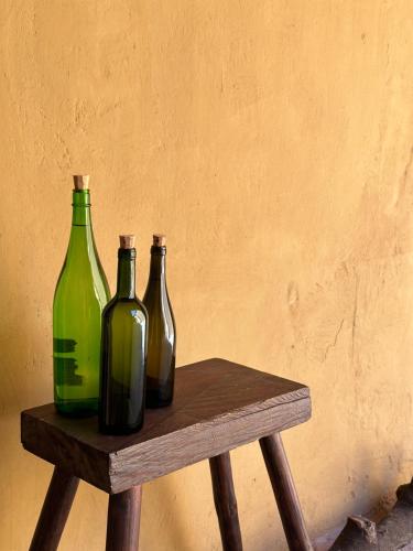 瓦哈卡市CASA PENUMBRA- Centro Oaxaca的木桌旁的三瓶玻璃