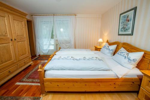 巴特黑雷纳尔布Ferienwohnungen Im Kelterhaus的一间卧室,卧室内配有一张大床