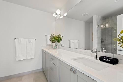 肖尔莱恩New Meridian Park Shoreline WA的白色的浴室设有水槽和镜子
