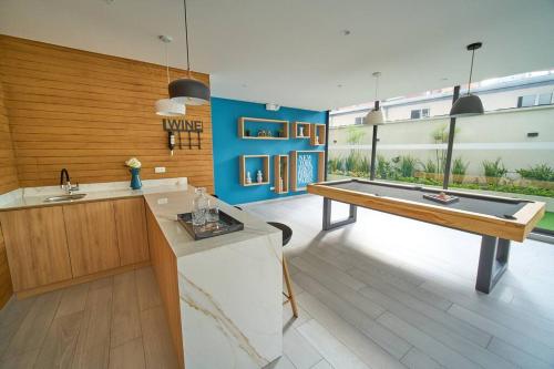 基多Moderna suite en Quito RG的中间设有1个带台球桌的大厨房