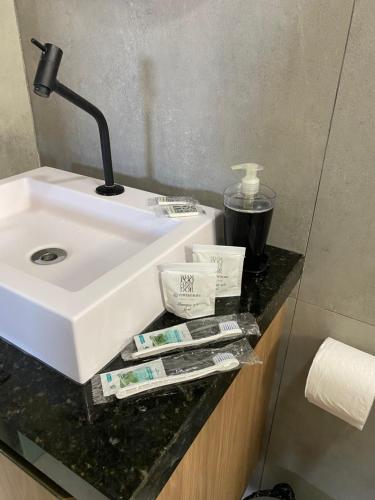 圣路易斯Edifício Creta的浴室柜台配有水槽和牙刷