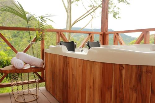 拉维加cabañas tamborillo的木制甲板上的一个浴缸