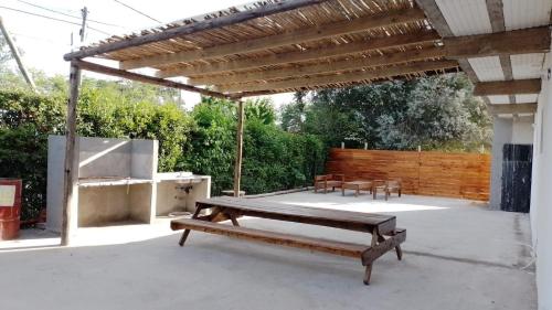 Del VisoComplejo Martin’s的一个带木制凉亭和长凳的庭院