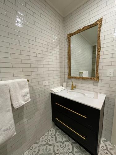 阿德莱德LIAPIS ESTATE Rostrevor Adelaide的一间带水槽和镜子的浴室