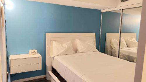 多伦多A lovely - 1 bedroom condo with swimming pool的一间卧室配有一张蓝色墙壁的床