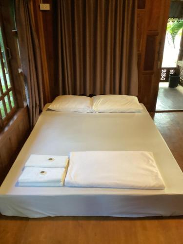 罗勇Oh taley resort的配有2张床的带白色床单和枕头的客房