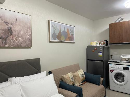 Lapu Lapu CityCKK Condo Unit的带沙发和洗衣机的客厅