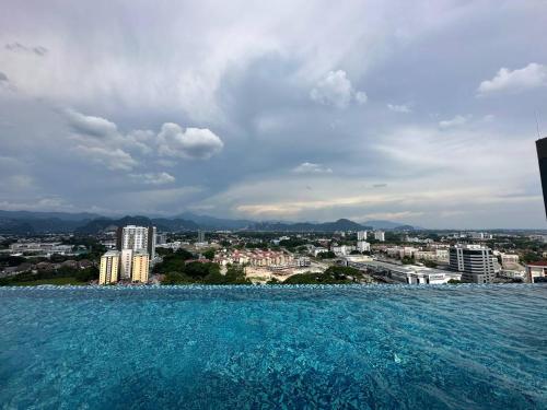 怡保The Horizon by Mykey Global的从游泳池欣赏到城市美景