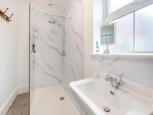 East FerryThe Gatehouse的白色的浴室设有水槽和淋浴。