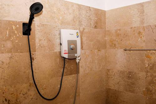 帕干岛Baan Chom Chan的浴室内配有淋浴和吹风机