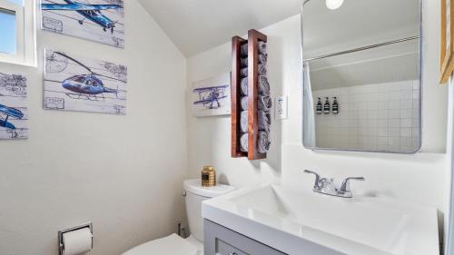 里诺Midtown Flight Deck: 2BR Gem的白色的浴室设有水槽和卫生间。
