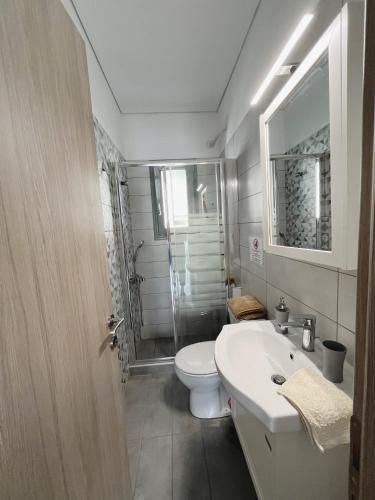 路特奇BlueLine apartment 3的浴室配有卫生间、盥洗盆和淋浴。