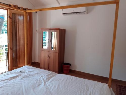 卡纳科纳Royal Castle Resort palolem, canacona的卧室配有白色的床和门