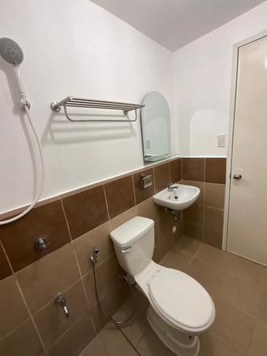 达沃市Condo Rentals in Arezzo - 1 Br Condo的一间带卫生间和水槽的浴室