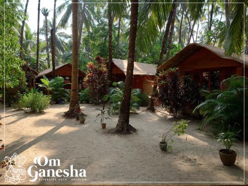 帕罗林Om Ganesha的棕榈树和建筑度假村