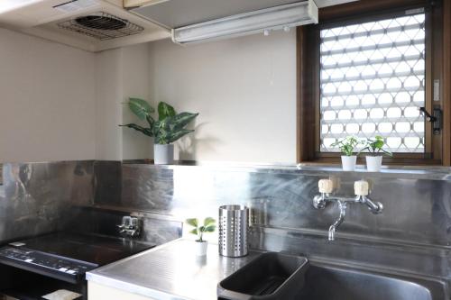 东京Maison Yachiyo 43m2 1 bedroom apartment的厨房设有水槽和窗户。