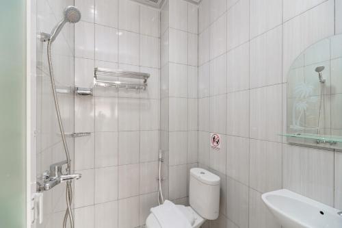 邦加槟港RedDoorz at Homestay Lotus 2 Pangkal Pinang的白色的浴室设有卫生间和水槽。