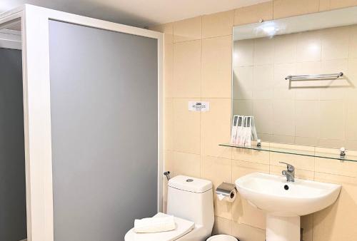 达古潘Damara Hotel at Ciudad Elmina的浴室配有白色卫生间和盥洗盆。