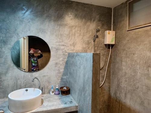 帕府月亮阁楼悦来酒店的一间带水槽和镜子的浴室