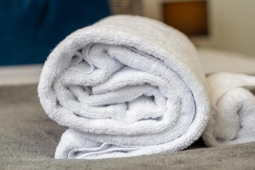 基督城Upper Riccarton dream - 2 bed 2 bath w/carpark的床上的白色毛巾