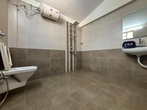 潘奇加尼Eton Villa的带淋浴、卫生间和盥洗盆的浴室