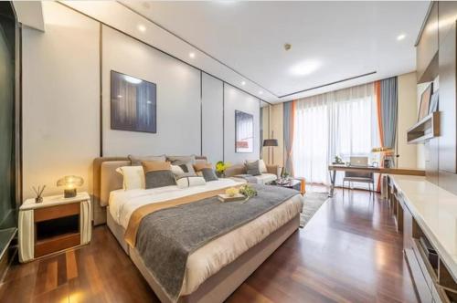 广州米莱尼亚行政公寓（广州火车东站珠江新城店）的一间带大床的卧室和一间客厅