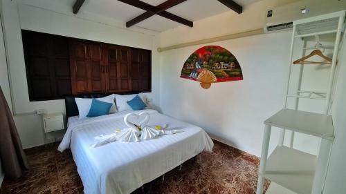 麦岛Koh Mak Garden View的一间卧室配有一张带白色床单的床和一扇窗户。