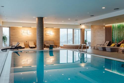 日利纳吉利纳假日酒店的酒店大堂设有游泳池和客厅