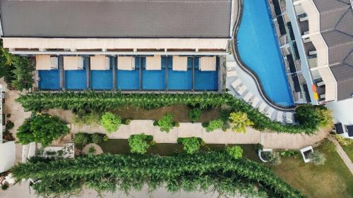 厄吕代尼兹Ölüdeniz Blu Luxury Unique Hotel - Adults-Only的享有带游泳池的大楼的顶部景致