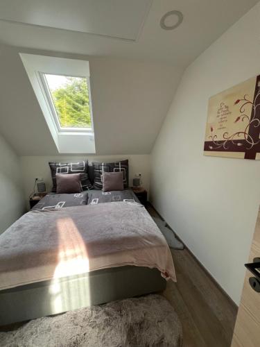 圣卡瑟林阿哈Waldheimatblick的一间卧室设有一张大床和窗户