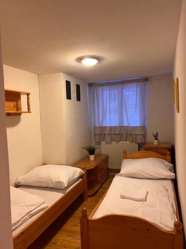 高塔特拉山Apartman u Lukyho的一间卧室设有两张床和窗户。