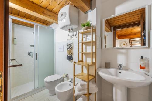 巴勒莫Open Sicily Homes "Residence Guascone" - Self check in的一间带水槽、卫生间和淋浴的浴室