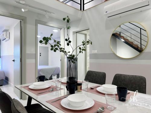 吉隆坡Arte Cheras Luxury Suites by THE STAY HUB的一间带桌子和镜子的用餐室