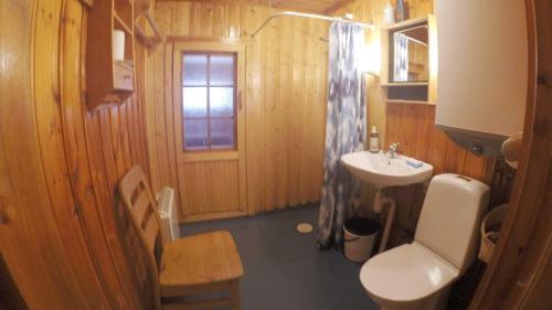 菲奈斯达伦Messlingen, Sjövägen 5的一间带水槽、卫生间和镜子的浴室