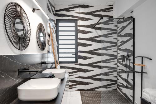 Trois BassinsLe Moma by the ocean的浴室设有黑色和白色图案的墙壁