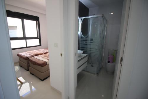 拉奥拉达达COSTA ELISA20 MIL PALMERAS的配有床、淋浴和盥洗盆的浴室