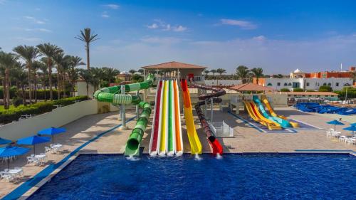 赫尔格达Pickalbatros Dana Beach Resort - Aqua Park的度假村内带水滑梯的游泳池