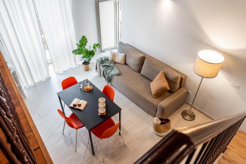巴勒莫Open Sicily Homes "Residence Guascone" - Self check in的客厅配有沙发和桌子