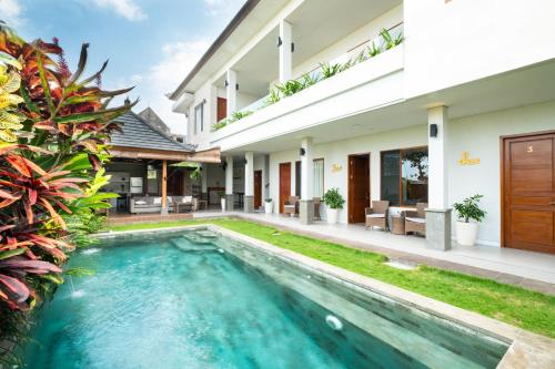 坎古Bali Harmony Retreat的别墅后院的游泳池