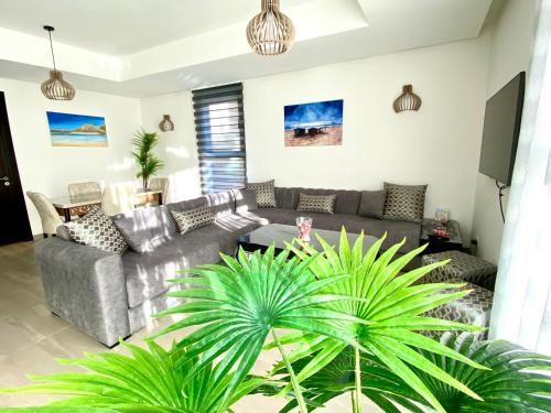 塔哈佐特Luxurious Golf & Sea View Beach Apartment with Pool Access - Cocon de Taghazout Bay的客厅配有沙发和桌子