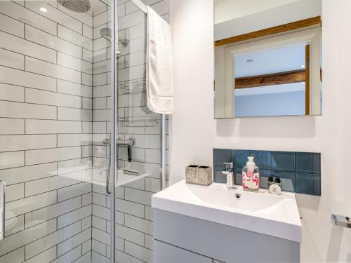 阿默舍姆Pass the Keys Converted Hop House Apt - Old Amersham - Chilterns的白色的浴室设有水槽和淋浴。