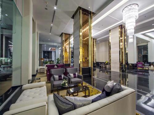 曼谷奔集格兰德中心大酒店的大厅,在大楼里设有沙发和桌子